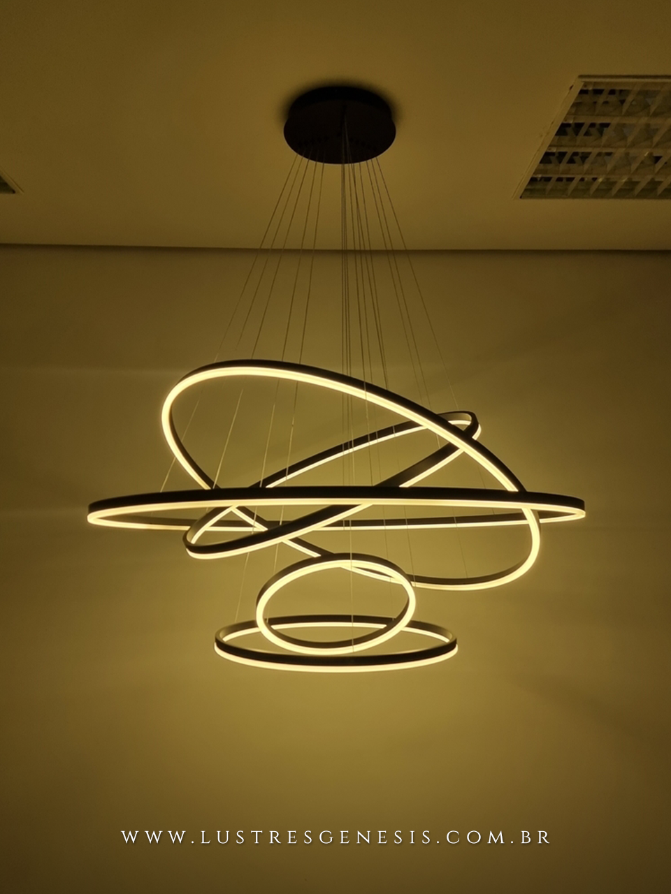 Lustre Pendente Alianças de LED Moderno com 5 anéis em preto. Lustres Gênesis loja online de Lustres e Iluminação Decorativa